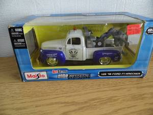 lot 48 image: Maisto 1948 Ford Wrecker