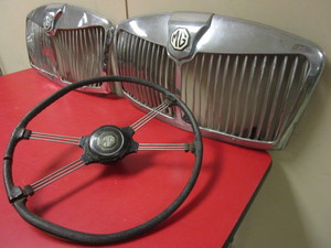 lot 301 image: VINTAGE MGA GRILLES, BROADLANDS MG STEERING WHEEL