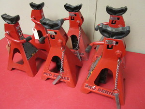 lot 305 image: 2-TON AUTO JACKS
