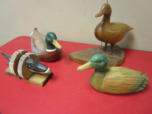 lot 358 image: MALLARD CARVINGSDECOR, INCLUDING A TORBERG CARVING, NORTHERN PIKE BOOK ENDS