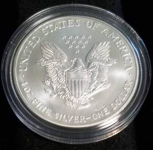 lot 22 image: 2002 AMERICAN SILVER EAGLE 1 TROY OZ. .999 FINE SILVER IN AIRTITE
