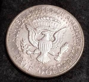 lot 27 image: 1964 KENNEDY HALF DOLLAR BU-UNC REVERSE TONED END ROLL COIN