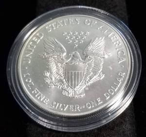 lot 33 image: 1999 AMERICAN SILVER EAGLE 1 TROY OZ. .999 FINE SILVER IN AIRTITE