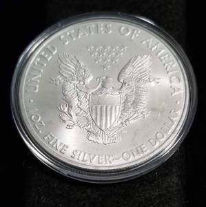 lot 46 image: 2009 AMERICAN SILVER EAGLE 1 TROY OZ. .999 FINE SILVER IN AIRTITE