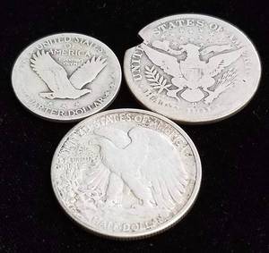 lot 61 image: 3 SILVER US COINS 1926 STANDING LIBERTY QUARTER 1901-O 1940 HALF DOLLARS