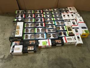 LOT OF ASSORTED DOOR HARDWARE AND DOORLOCK SETS SEE PICS