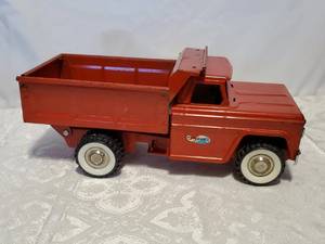 lot 25 image: Vintage 1960s Red Structo Hydraulic Dump Truck