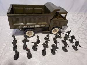 lot 37 image: Vintage 1960s Structo Pressed Steel Military Dump Truck with Army Men.