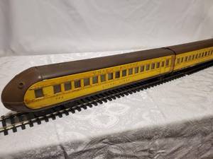 lot 18 image: 1930s Lionel Union Pacific Streamliner Set 752E 753 754 w 2 Vestibules