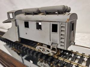 lot 20 image: O Scale Snow Plow 4-0-4 Brass Model - Primer painted