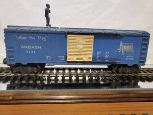 lot 14 image: O Scale Lionel 3424 Wabash Follow the Flag Boxcar with Brakeman on Roof