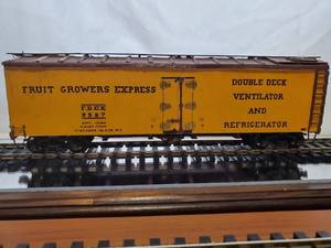 lot 40 image: O Scale Fruit Growers Express FDEX #9567 double deck ventilator and refrigerator