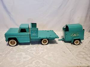 lot 35 image: Vintage 1960s STRUCTO Livestock Truck and Horse Trailer Pressed Steel