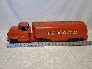 lot 8 image: Vintage 1950s Pressed Steel Bubby - L Texaco Tanker 24 long