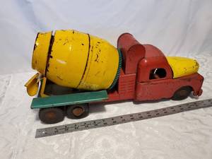 lot 34 image: Vintage 1950s STRUCTO Pressed Steel Ready-Mix Concrete Cement Mixer Truck 18 long
