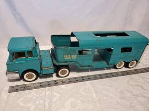 lot 73 image: Vintage 1960s Structo Vista Dome Horse trailer 20 long, pressed steel semi truck
