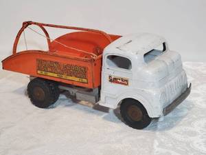 lot 17 image: Vintage 1950s Structo Tow Truck with Wind-up.  12 Long