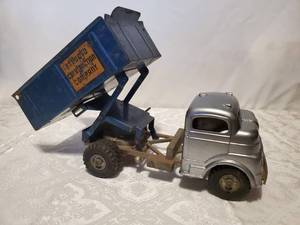 lot 16 image: Vintage 1950s Pressed Steel WindUp Structo Dump Truck Working Condition