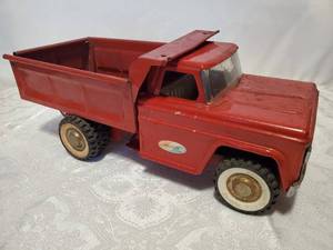 lot 68 image: Vintage 1960s Structo Dump Truck