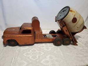 lot 49 image: Vintage 1950s Structo Cement Mixer Truck Pressed Steel Toy USA Bronze Ready Mix 18 long