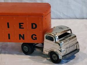 lot 100 image: Vintage 1950s Pressed Steel Structo TractorTrailer 26 long.