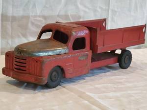 lot 99 image: Vintage 1940s Structo Dump truck 17 long