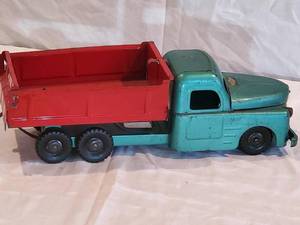 lot 97 image: Vintage 1940s Structo Dump truck, 17 long