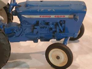 lot 95 image: Large Vintage Ertl Ford 4000 Tractor, Original 10 long