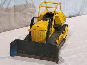 lot 70 image: Very Hard To Find Vintage 1970s Largest Made Mighty Tonka T9 Dozer Pressed Steel 17 long