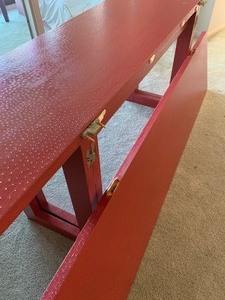 lot 9 image: Expandable Sofa Table in Red