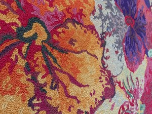 lot 17 image: Beautiful Square Floral Rug