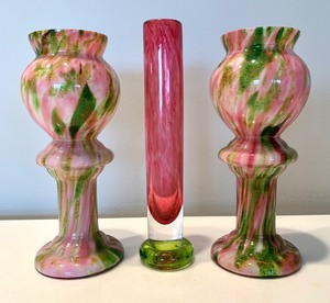 lot 77 image: Decorative Art Glass Vases- Pink