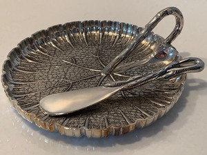 lot 46 image: Pair of Decorative Butter Dishes wKnives