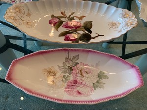 lot 102 image: Antique and Vintage Lot of Eight Dishes