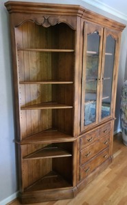 lot 2 image: Beautiufl Ethan Allen Display Cabinet