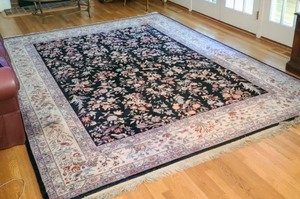 lot 9 image: Large Decorative Area Rug