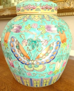 lot 19 image: Ornate Decorative Urn