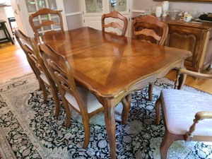 lot 32 image: Ethan Allen Dining Table And Chairs