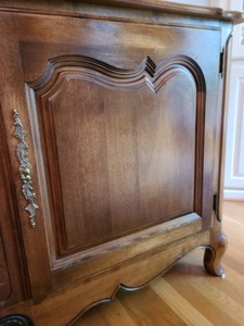 lot 33 image: Ethan Allen Buffet