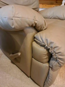 lot 59 image: Leather Recliner