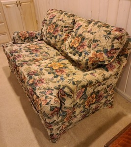lot 70 image: Floral Print Upholstered Loveseat