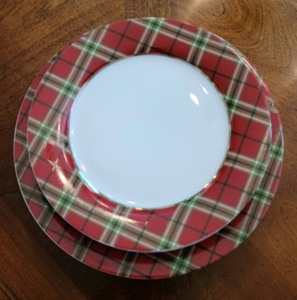 lot 80 image: Holiday Dish Set