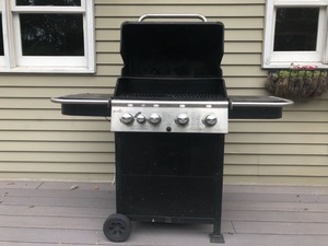 lot 100 image: Charbroil Classic Gas Grill