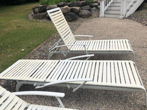 lot 102 image: Set of Four Reclining Patio Lounge Chairs