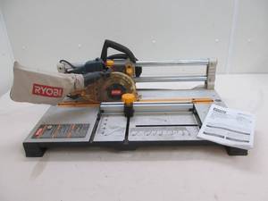lot 3 image: Ryobi flooring saw