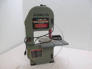 lot 8 image: Delta Bench band saw