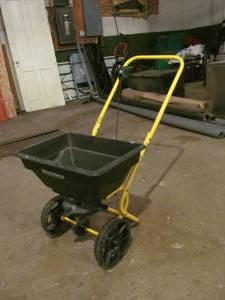 lot 137 image: Yardworks fertilizer spreader