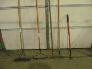 lot 207 image: garden tools