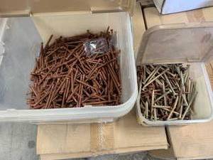 lot 27 image: 2 Tubs Composite Deck Screws