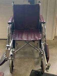 lot 12 image: Everest Jennings Traveler Wheelchair